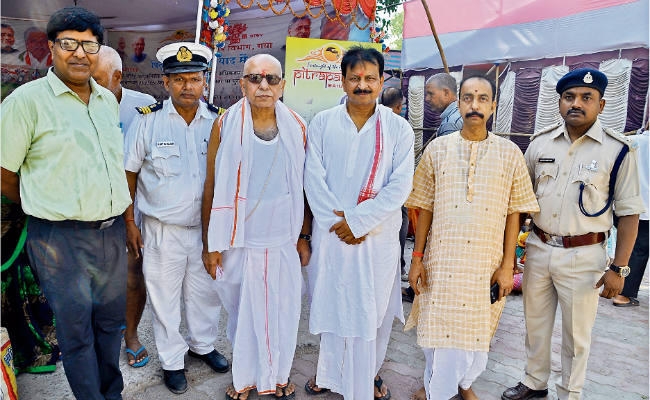 गया : केंद्र सरकार के राजस्व व खुफिया विभाग के महानिदेशक ने किया पिंडदान