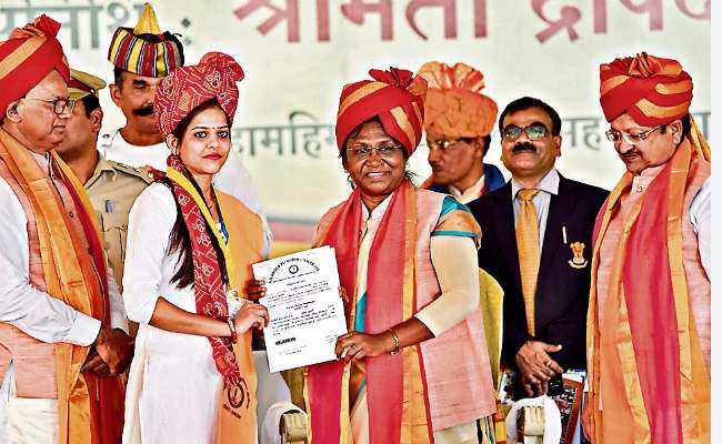 मेदिनीनगर : कक्षा में अर्जित ज्ञान से समाज हित में करें काम : राज्यपाल द्रौपदी मुर्मू