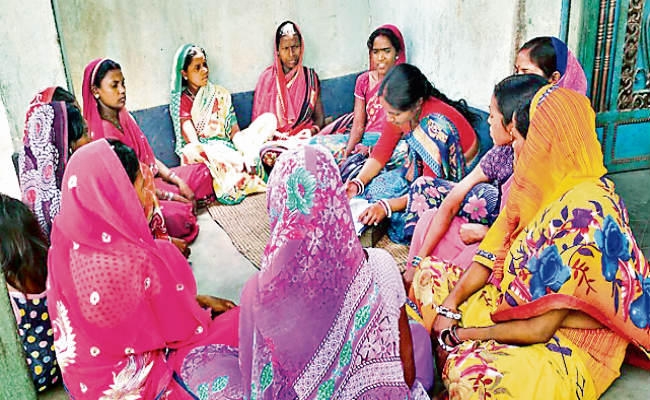 रांची : पहले खुद बनीं आत्मनिर्भर, अब सखी मंडल की दीदियों को बना रही स्वावलंबी