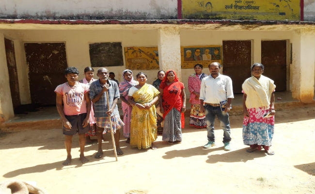 गुमला : स्कूल में लाल झंडा गाड़ा और जड़ दिया ताला, दो दिन से विद्यालय बंद, 50 बच्चों की पढ़ाई ठप