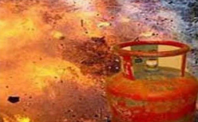 कटिहार के गांव में आग के हवाले हुए नौ घर, तीन लाख नकद सहित जेवरात जलकर हुए खाक