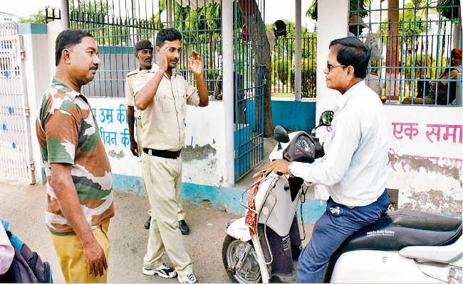 हेलमेट पहन के आएं कलेक्ट्रेट, नहीं तो कटेगा चालान