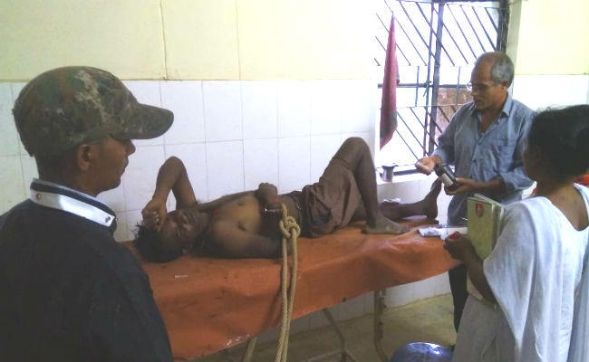 गुमला : हत्या के आरोपी को ग्रामीणों ने पेड़ में बांधकर पीटा, पुलिस ने बचायी जान