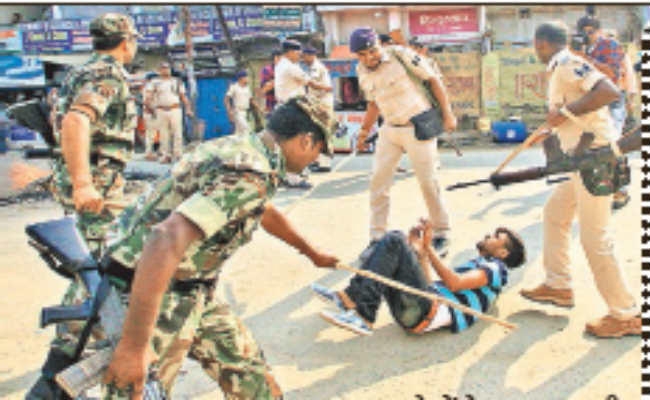 आइटीआइ परीक्षा का किया बहिष्कार चार घंटे उपद्रव, आगजनी, लाठीचार्ज