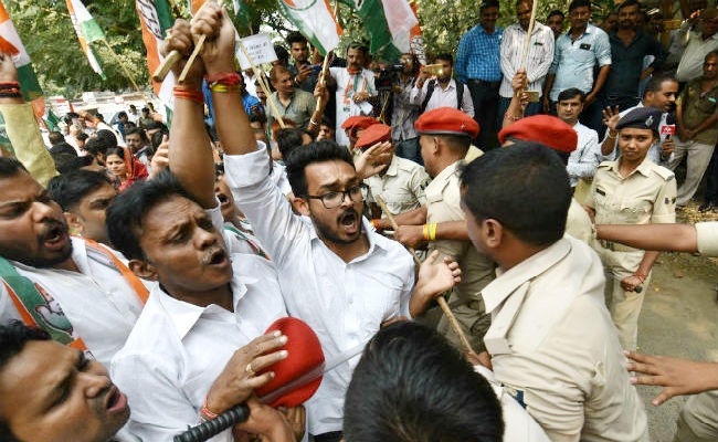 पटना : CBI कार्यालय के बाहर कांग्रेसी नेताओं और कार्यकर्ताओं ने किया प्रदर्शन, पुलिस के साथ की धक्का-मुक्की