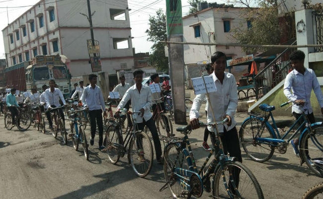 बड़कागांव : पर्यावरण संरक्षण की शपथ के साथ स्कूली बच्चों ने निकाली जागरुकता रैली