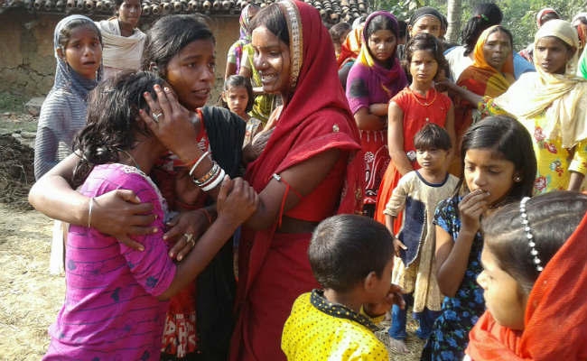 देवघर : रात के 2 बजे महगामा में अनियंत्रित ट्रक घर में घुसा, मां-बेटे की मौत