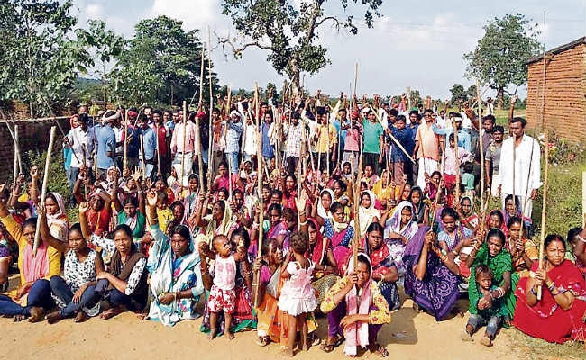 गोला : सीओ व सीआइ को बंधक बना कर पीटा