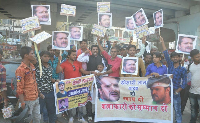 खेसारी लाल यादव के समर्थन में सड़क पर निकले कलाकार