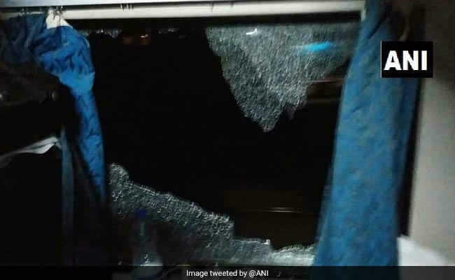 चलती ट्रेन पर पथराव, यात्रियों में आतंक, शताब्दी एक्सप्रेस के एसी कोच के शीशे टूटे