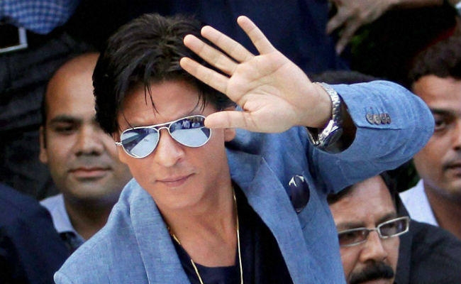तेज आवाज में गाना बजाकर अपना जन्मदिन मना रहे थे बॉलीवुड स्टार शाहरुख, पहुंची पुलिस फिर…