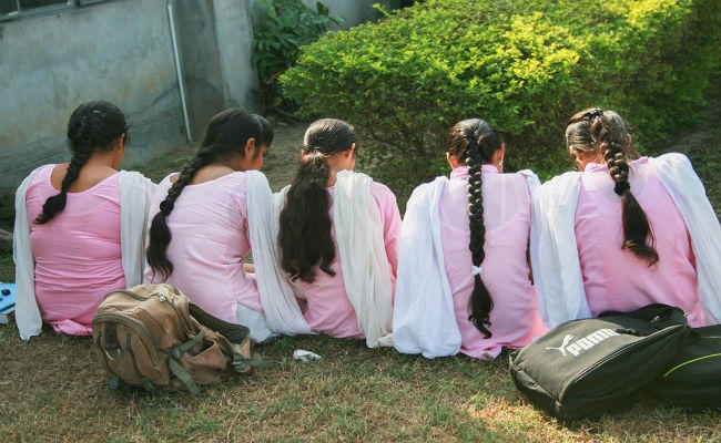 लड़कियों के कपड़े उतरवाने वाली स्कूल की प्राचार्य और शिक्षिका निलंबित
