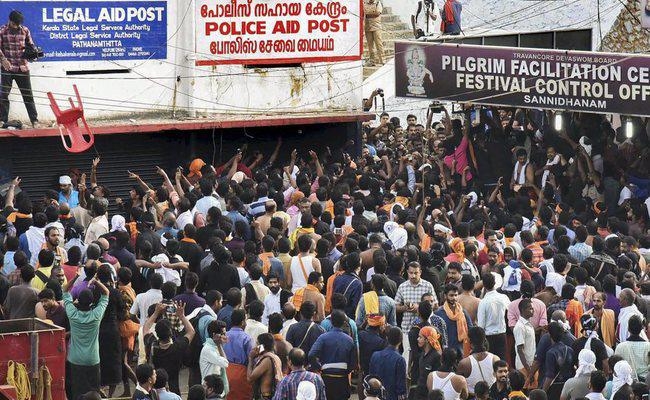 प्रदर्शनकारियों ने महिलाओं को सबरीमाला में प्रवेश से रोका, टीवी के कैमरामैन पर हमला