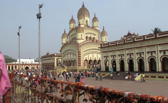 बंगाल : शक्ति की आराधना के लिए मंदिरों में उमड़ी दर्शनार्थियों की भारी भीड़