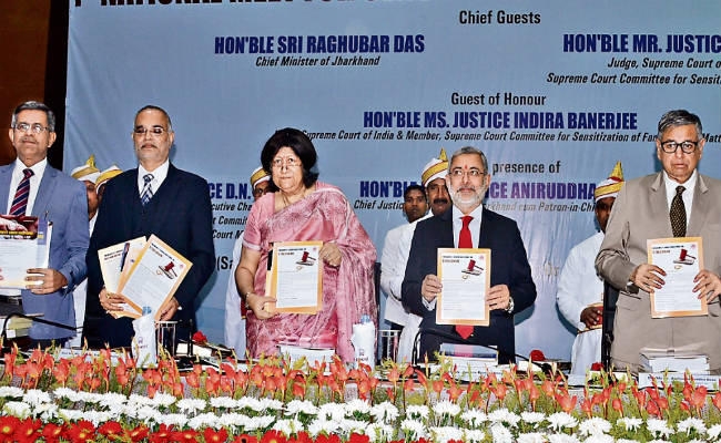 रांची : परिवार टूटने से बचे, इसलिए तुरंत जजमेंट के बदले संभावना तलाशें