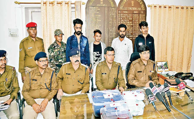 आम बागान मैदान में युवती को लेकर मारपीट में चार गिरफ्तार, गये जेल, मुख्य आरोपी रईस ने आजादनगर थाने में किया सरेंडर