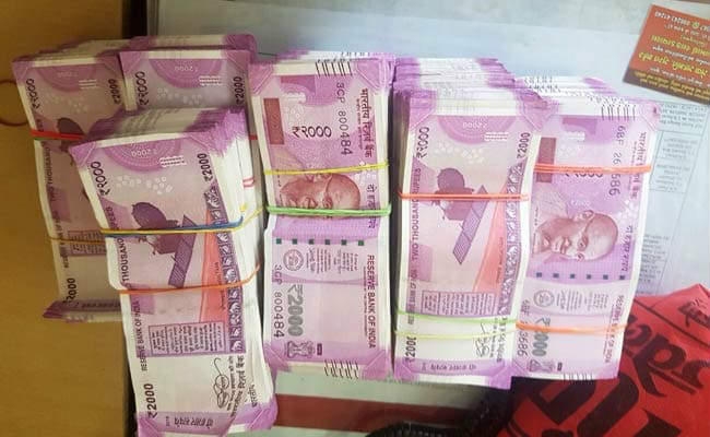 जाली नोट के साथ चालक गिरफ्तार, 46 हजार रुपये के जाली नोट मैजिक की सीट के नीचे से बरामद हुए