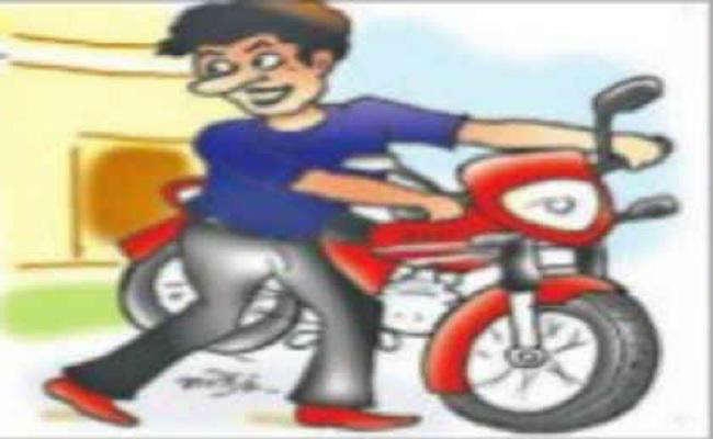 हैंडिल तोड़कर घर के सामने दिया घटना को अंजाम, वार्ड पार्षद के सामने बाइक उड़ा ले गये चोर