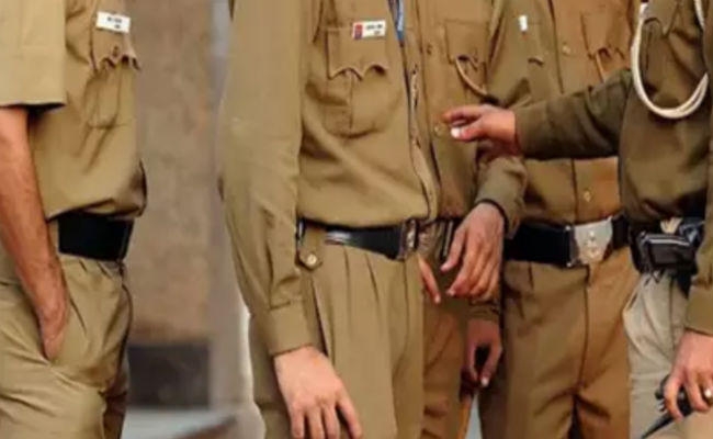 पाकुड़ : डीसी ने करायी थानों की जांच, विरोध में उतरे पुलिस एसोसिएशन के लोग