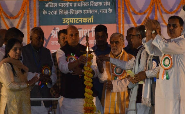 शिक्षक को कांट्रैक्ट लेबर की पंक्ति में खड़ा न करें : अश्विनी चौबे