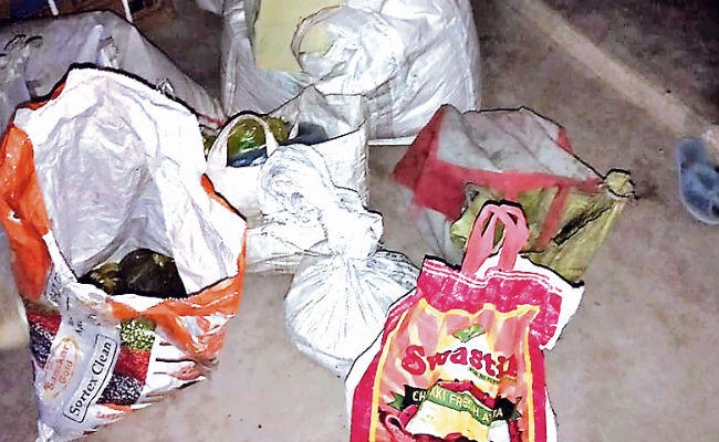 रांची : भारी मात्रा में विस्फोटक बरामद, दो तस्कर भाग निकले एक का भाई पकड़ा गया