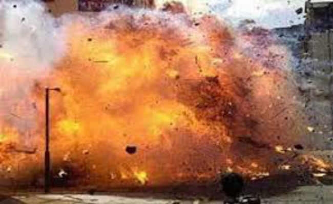 देसी बम की चपेट में आने से बाल-बाल बचा बालक