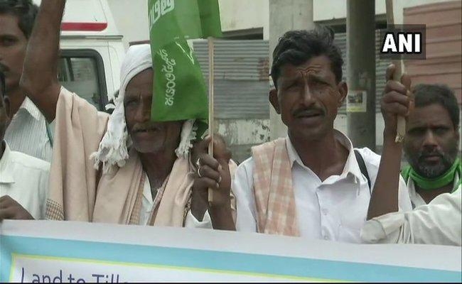 कर्ज में राहत और उपज के उचित मूल्य की मांग को लेकर दिल्ली के रामलीला मैदान में जुटने लगे किसान