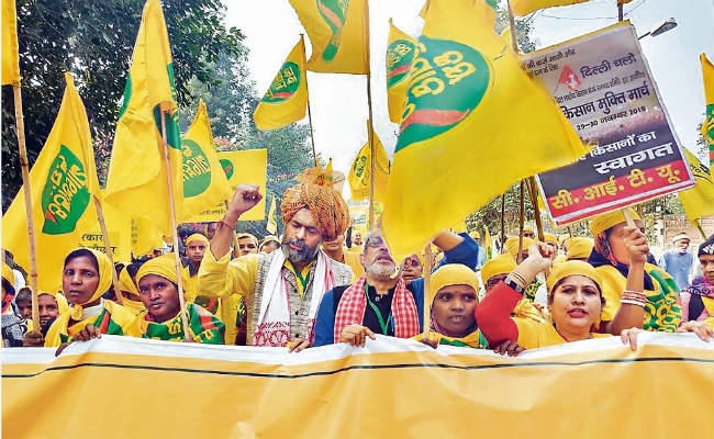 कर्ज माफी को लेकर दिल्ली में जुटे हजारों किसान, लगे नारे- ‘अयोध्या नहीं, कर्ज माफी चाहिए’