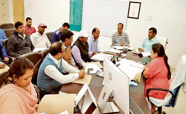 पंचायत उप चुनाव : डीसी ने की अधिकारियों के साथ बैठक, विधि-व्यवस्था को ले निर्देश, कहा – संवेदनशील-अति संवेदनशील बूथ चिह्नित करें