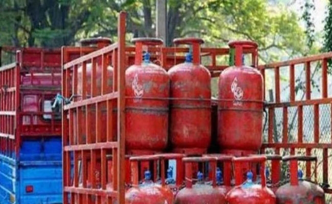 राहत : रसोई गैस की कीमतों में कटौती, सब्सिडी वाले 6.52 रुपये और बिना सब्सिडी वाले सिलेंडर 133 रुपये सस्ता