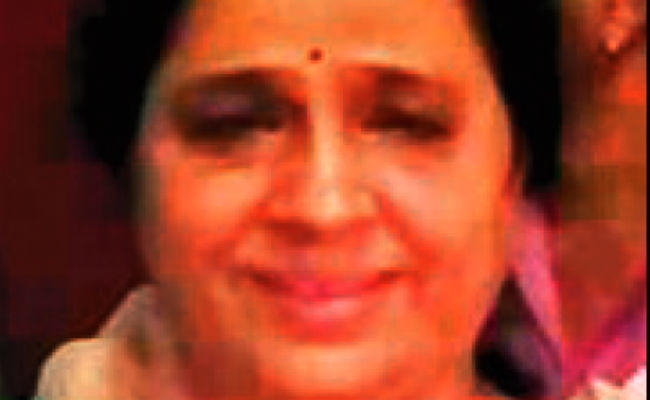 कोलकाता : तृणमूल पार्षदों से वोट मांग रही हैं भाजपा उम्मीदवार