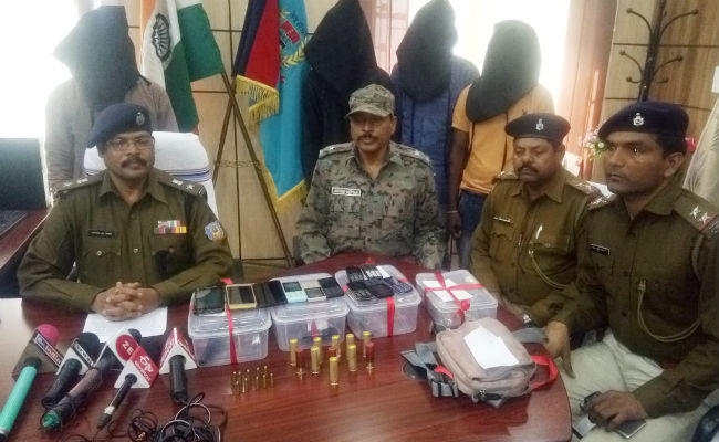गुमला, खूंटी व सिमडेगा जिले का आतंक दो लाख का इनामी नक्सली याकूब अपने साथियों के साथ गिरफ्तार