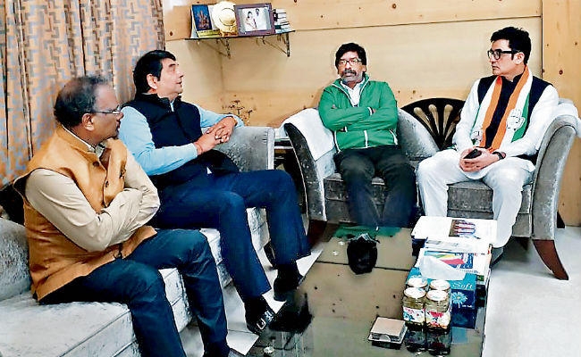 कोलेबिरा उपचुनाव : कांग्रेस ने भी दिया प्रत्याशी, यूपीए टूटा, भाजपा से बसंत सोरेंग व कांग्रेस के विक्सल कोंगाड़ी होंगे प्रत्याशी