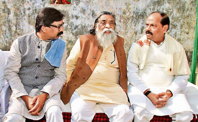 …जब शिबू सोरेन के गांव नेमरा पहुंचे रघुवर