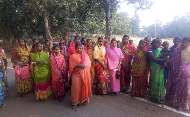 गोमिया : वन बचाने का संकल्प लेकर महिलाओं ने चलाया जागरुकता अभियान