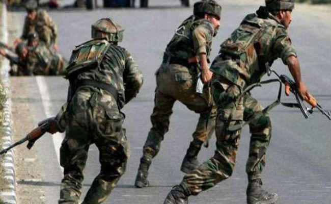 J&K : सुरक्षाबलों ने तीन आतंकियों को मार गिराया, इंटरनेट सेवा बंद