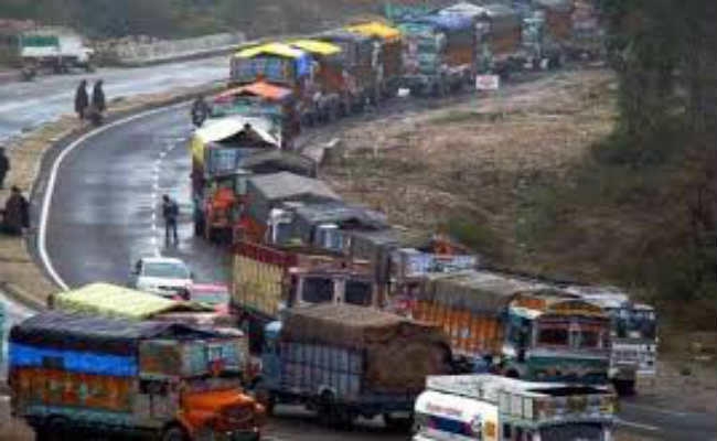 भागलपुर : शहर में नहीं थम रहा ट्रकों के महाजाम, 90 किमी लगी ट्रकों की कतार, हजारों लोगों ने पैदल ही पार किया विक्रमशिला सेतु