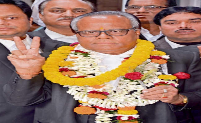 धनबाद : बार एसोसिएशन चुनाव. नामांकन के आखिरी दिन रही कोर्ट परिसर में गहमागहमी