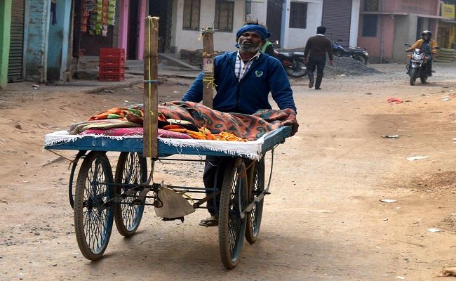 बीमार बूढ़ी मां को 5.5 किलोमीटर दूर ठेले पर लादकर बेटा पहुंचा अस्पताल