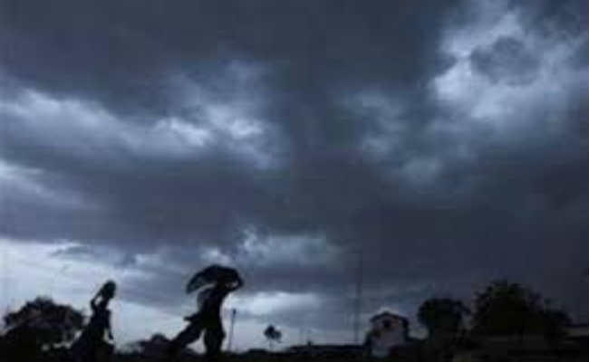 दुर्गापुर : आसमान में बादलों का बना रहा डेरा, ठंड में इजाफा