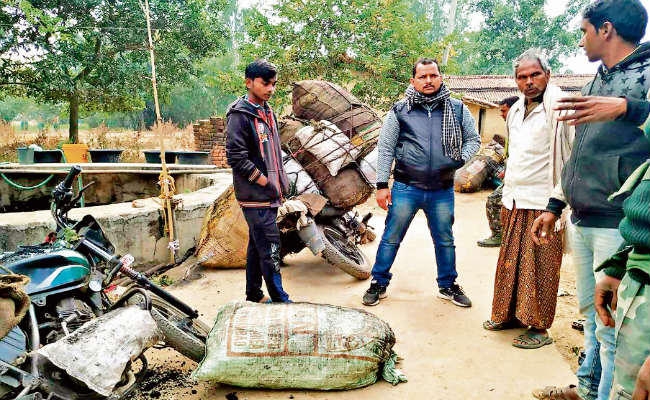 बिरनी : कोयला लदा पिकअप वैन जब्त, चालक गिरफ्तार