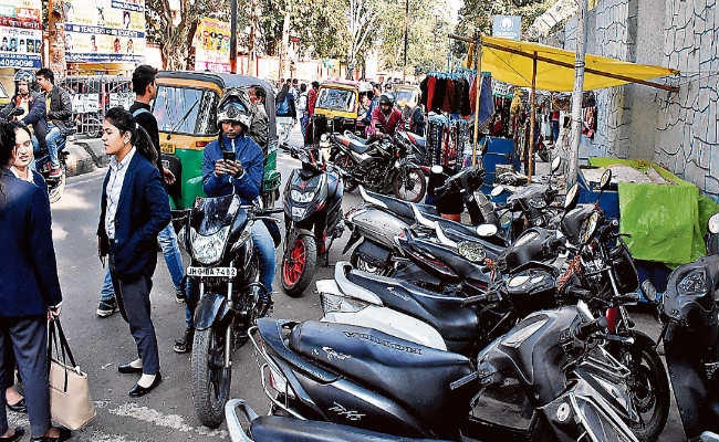 रांची : लोगों की नासमझी से चौड़ी सड़कें भी संकरी हो जाती हैं, कॉलेज व अस्पतालों के सामने लगनेवाली गाड़ियां और दुकानें बन रहीं जाम की वजह