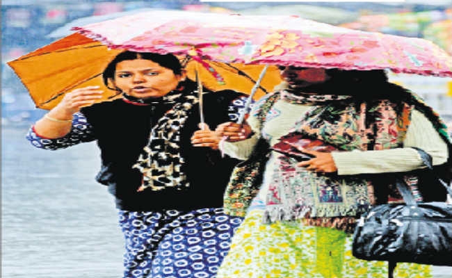 जमशेदपुर : बेमौसम बारिश से बिगड़ा मिजाज, गिरा पारा