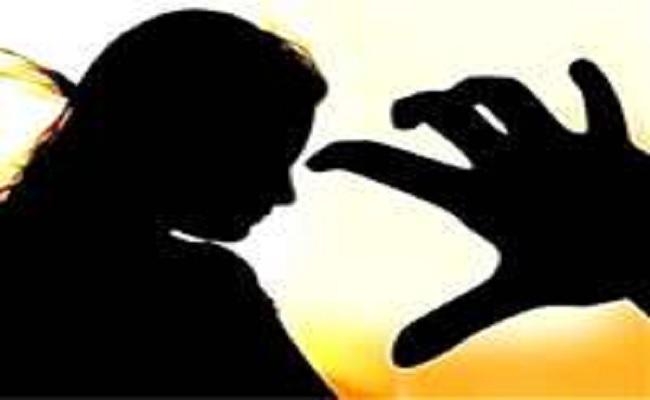कोचिंग सेंटर में घुस कर छात्राओं से अश्लील हरकत, संचालक ने जब किया विरोध…