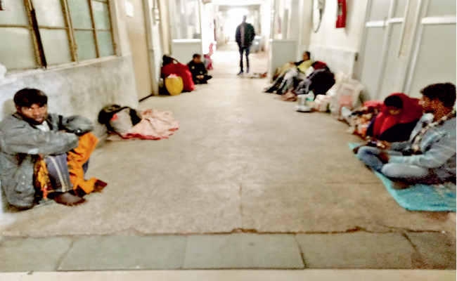 धनबाद : इस ठंड में फर्श पर ही रात गुजारते हैं परिजन, वार्ड में दवाओं का टोटा डॉक्टरों की भारी कमी