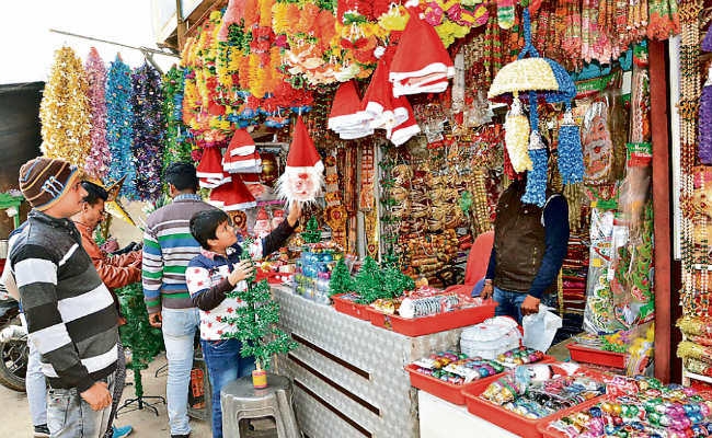 क्रिसमस की खरीदारी के लिए बाजार में बढ़ी चहल-पहल, खूब बिके सांता ड्रेस, चरनी व क्रिसमस ट्री
