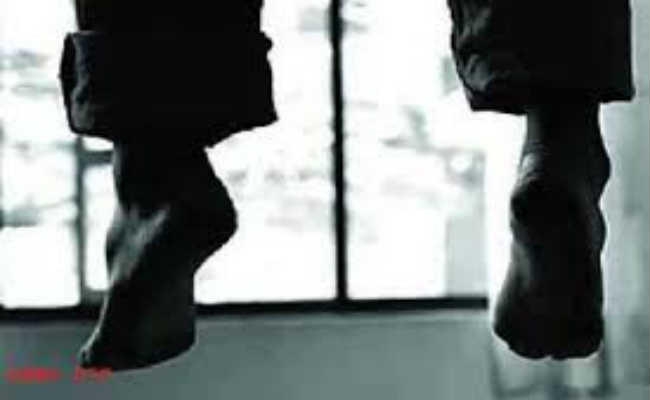दुर्गापुर : चालय की खिड़की से फंदे से झूलता शव बरामद