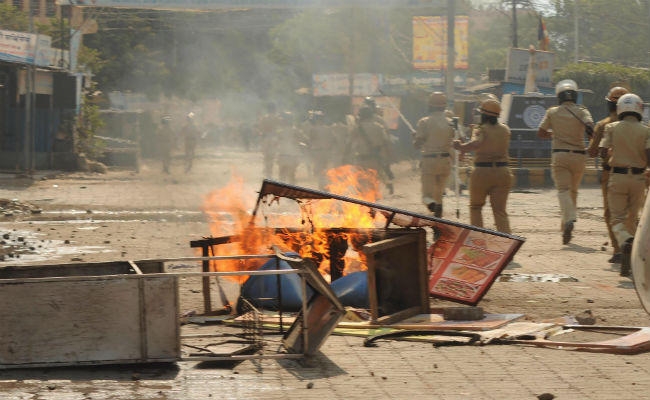 LIVE : महाराष्ट्र में बंद का व्यापक असर, पुणे की घटना के बाद से लोगों का उग्र प्रदर्शन जारी