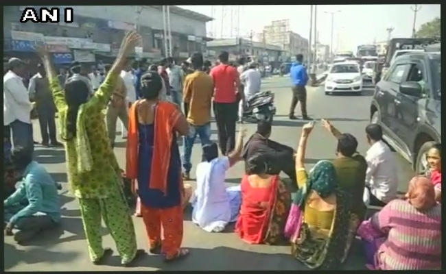 महाराष्ट्र हिंसा : जिग्नेश-खालिद पर मामला दर्ज, 300 लोग हिरासत में, हिंसा की आग पहुंची गुजरात