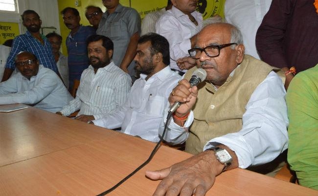 बिहार : सालों से सियासत में चूड़ा-दही का सामूहिक भोज देते आ रहे हैं JDU के यह नेता, जानें